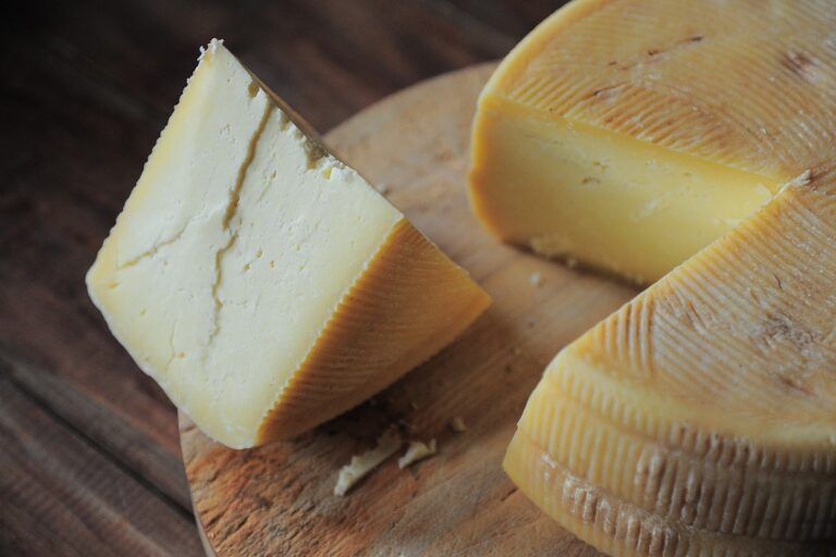 Ser roślinny Cheddar wykonany ze sfermentowanego mleka strączkowego. (Alexey Klen, Pixabay)